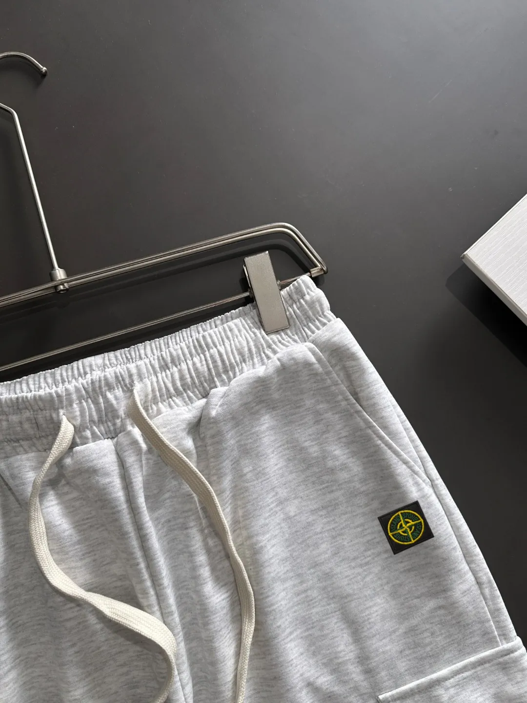 Next day shipment P360 Stone lsland/Stone Island Exclusively launches 25ss autumn and winter new high-quality trousers. Compare real-life details at will. Craftsmanship that ordinary small workshops cannot copy. Top-level ZP development. Unique imported fabric feel. Purely imported German machine production. Precision operation. Ten thousand needle density. A pair of trousers with rich details. You can see the development strength. A full set of new accessories are customized simultaneously. Simple yet elegant. Soft, delicate and comfortable. The upper body is versatile and fashionable. A perfect choice for autumn and winter, a must-have item. Sizes: M to 3XL (please state your height and weight when placing an order)